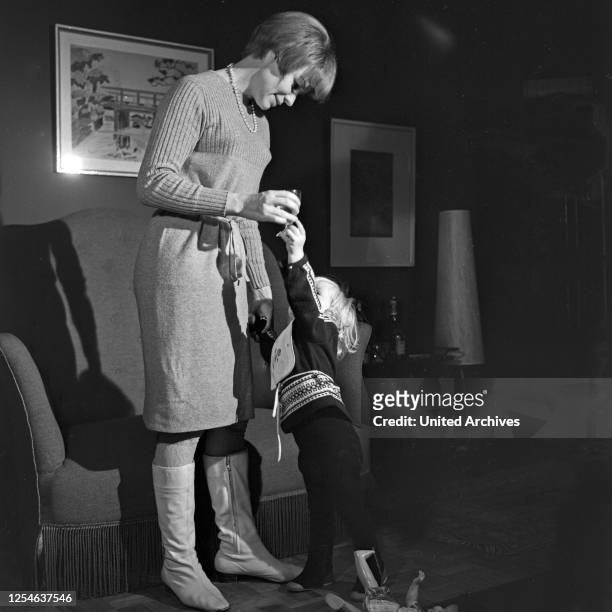 Die deutsche Schauspielerin Ingrid van Bergen mit ihrer Tochter Carolin, Deutschland 1960er Jahre.