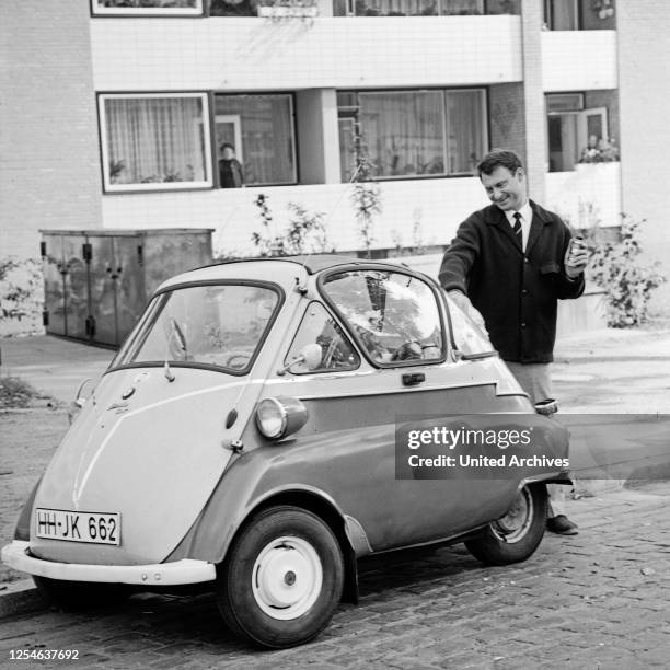 Liebling, Fernsehfilm, Deutschland 1966, Szenenfoto: Mann pflegt seine BMW Isetta.