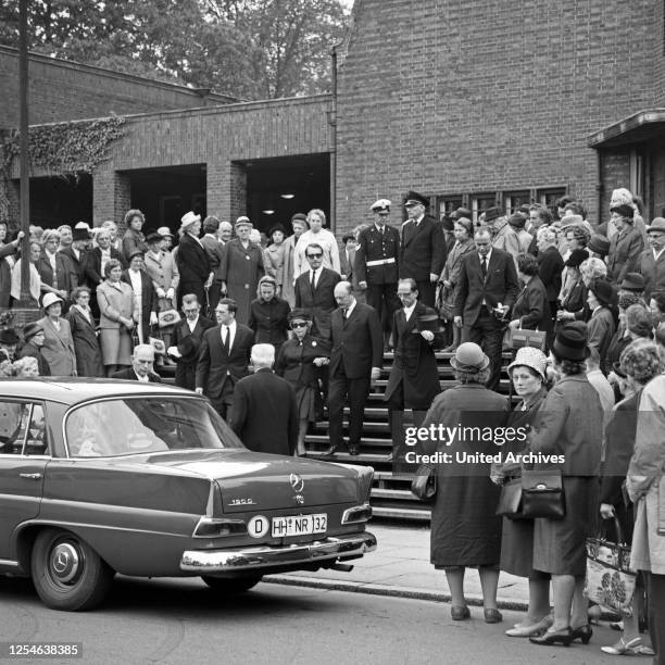 Bild von der Beerdigung des deutschen Regisseurs John Olden, hier seine Frau Inge Meysel , Deutschland 1960er Jahre.