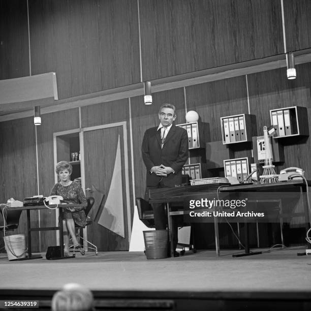 Vergißmeinnicht, Fernsehshow, Deutschland 1966, Moderator Peter Frankenfeld bei einem Sketch.
