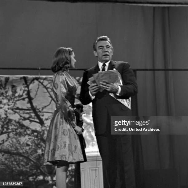 Vergißmeinnicht, Fernsehshow, Deutschland 1966, Moderator Peter Frankenfeld mit Kandidatin.