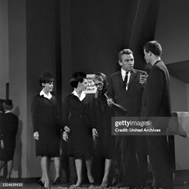Vergißmeinnicht, Fernsehshow, Deutschland 1966, Moderator Peter Frankenfeld mit Kandidat und Assistentinnen.