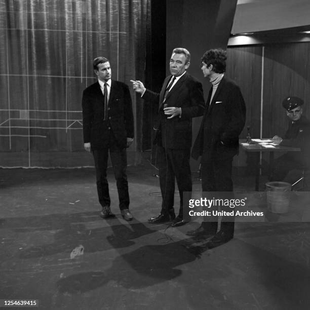 Vergißmeinnicht, Fernsehshow, Deutschland 1966, Moderator Peter Frankenfeld mit Kandidaten, rechts Postbote Walter Spahrbier.