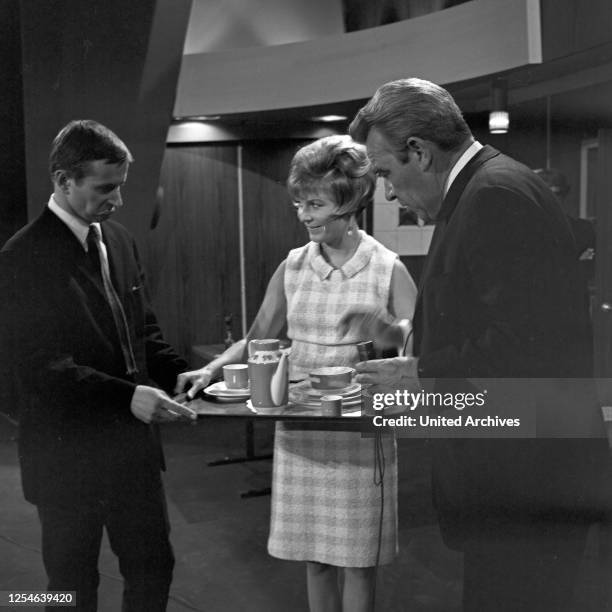 Vergißmeinnicht, Fernsehshow, Deutschland 1966, Moderator Peter Frankenfeld mit Assistentin und Kandidat.