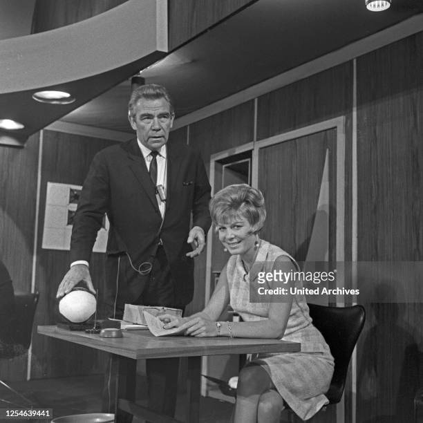 Vergißmeinnicht, Fernsehshow, Deutschland 1966, Moderator Peter Frankenfeld mit Assistentin.