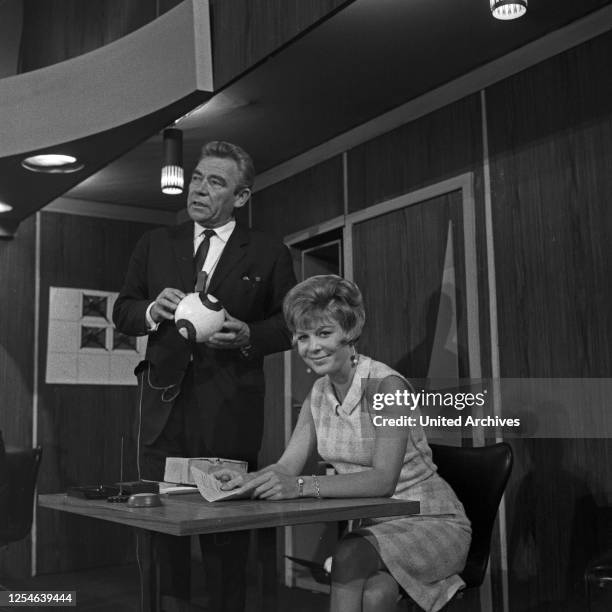 Vergißmeinnicht, Fernsehshow, Deutschland 1966, Moderator Peter Frankenfeld mit Assistentin.