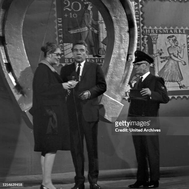 Vergißmeinnicht, Fernsehshow, Deutschland 1966, Kandidatin, Moderator Peter Frankenfeld, Postbote Walter Spahrbier.