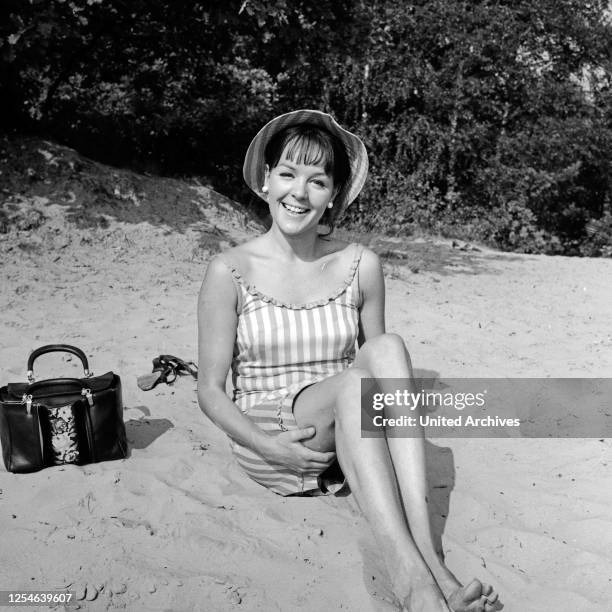 Die deutsche Schauspielerin Dorothee Hopp am Sandstrand, Deutschland 1960er Jahre.