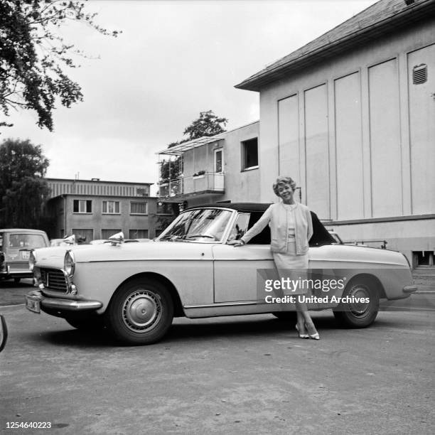 Gertrud Stranitzki, Fernsehserie, Deutschland 1966, Regie: Georg Tressler, Darstellerin Inge Meysel an einem Peugeot 404 Cabrio.