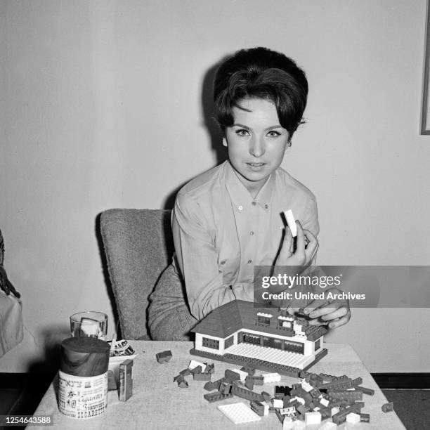 Die NDR Nachrichtensprecherin und Moderatorin Brigitte Gerloff baut ein Lego Haus, Deutschland 1960er Jahre.