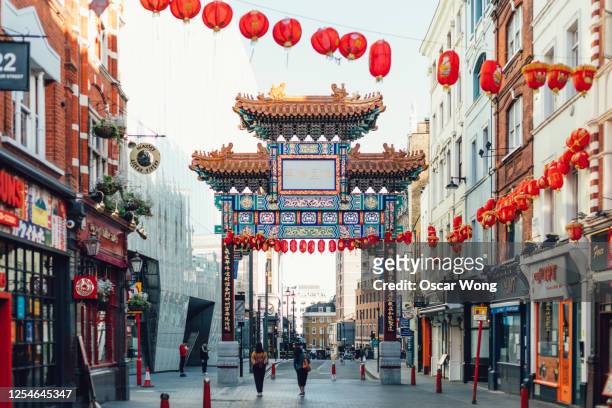 chinatown in london on a sunny day - barrio chino fotografías e imágenes de stock