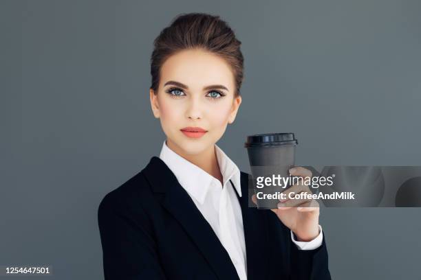geschäftsfrau mit kaffeetasse - businesswoman in suit jackets stock-fotos und bilder