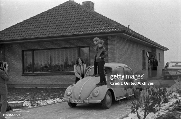 Der deutsche Stimmenimitator und Sänger Kurt Stadel mit seiner Familie, Deutschland 1960er Jahre.