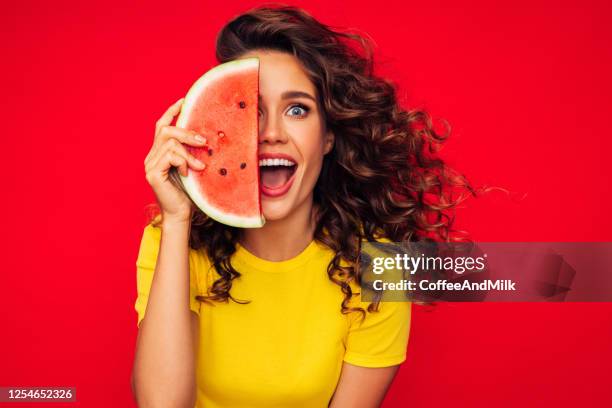 retrato de estudio de una hermosa chica con sandía - watermelon fotografías e imágenes de stock