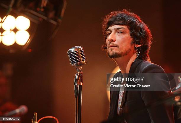 Lead singer Leon Larregui of the band Zoe performs during the Zoe MTV Unplugged at Estudios Churubusco on October 5, 2010 in Mexico City, Mexico.