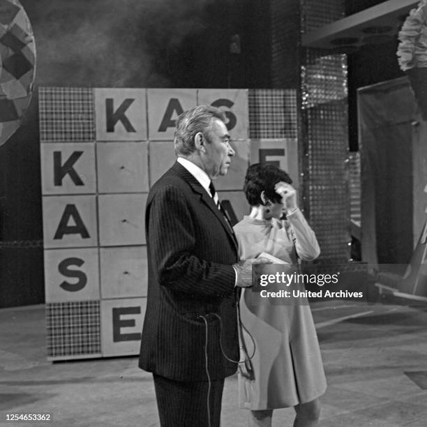 Vergißmeinnicht, Fernsehshow, Deutschland 1967, Moderator Peter Frankenfeld mit Kandidaten auf der Bühne.