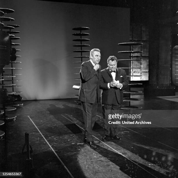 Vergißmeinnicht, Fernsehshow, Deutschland 1967, Moderator Peter Frankenfeld mit Gaststar Sänger.