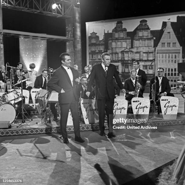 Vergißmeinnicht, Fernsehshow, Deutschland 1967, Moderator Peter Frankenfeld mit Bandleader Max Greger und Orchester.