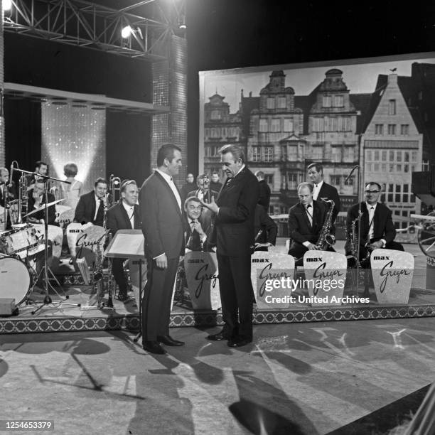 Vergißmeinnicht, Fernsehshow, Deutschland 1967, Moderator Peter Frankenfeld mit Bandleader Max Greger und Orchester.
