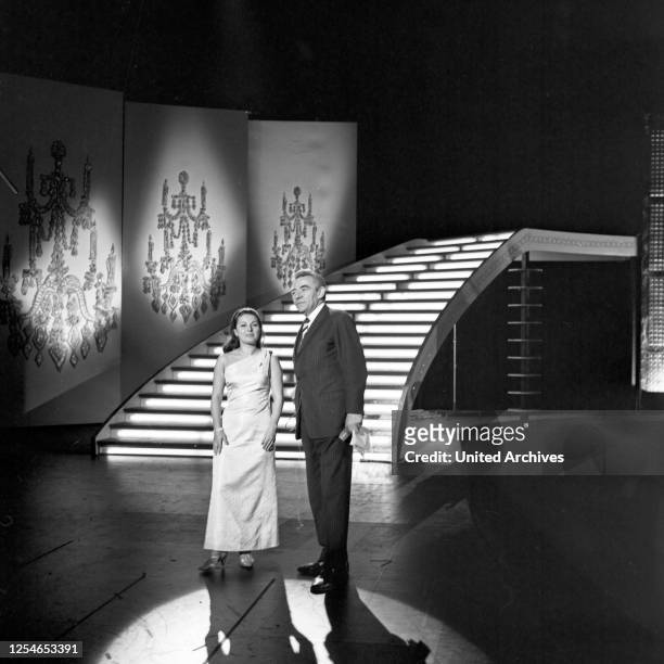Vergißmeinnicht, Fernsehshow, Deutschland 1967, Moderator Peter Frankenfeld mit Gaststar.