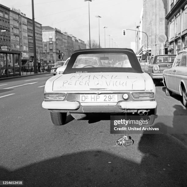 Freunde der Brautleute Schauspielerin und Fernsehansagerin Victoria Voncampe und Kaufmann Peter Schlickenrieder haben das Auto mit "Just married"...