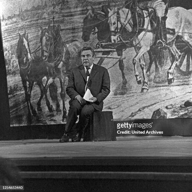 Vergißmeinnicht, Fernsehshow, Deutschland 1966, Moderator Peter Frankenfeld auf der Bühne.