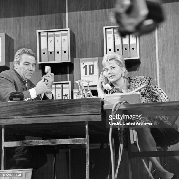 Vergißmeinnicht, Fernsehshow, Deutschland 1966, Moderator Peter Frankenfeld mit Assistentin auf der Bühne.