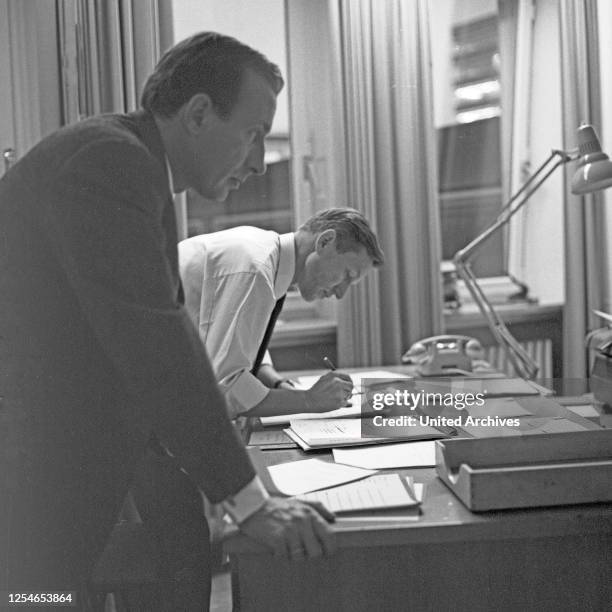 Der deutsche Nachrichtensprecher Karl Heinz Köpcke in der Redaktion der "Tagesschau" beim NDR in Hamburg, Deutschland 1960er Jahre.