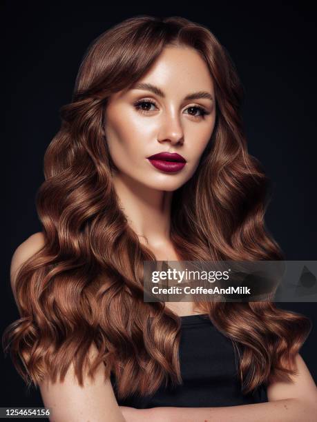 retrato de mujer con ojos azules y pelo largo y brillante - volumen fotografías e imágenes de stock