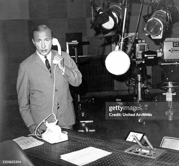 Der deutsche Nachrichtensprecher Karl Heinz Köpcke, Deutschland 1960er Jahre.