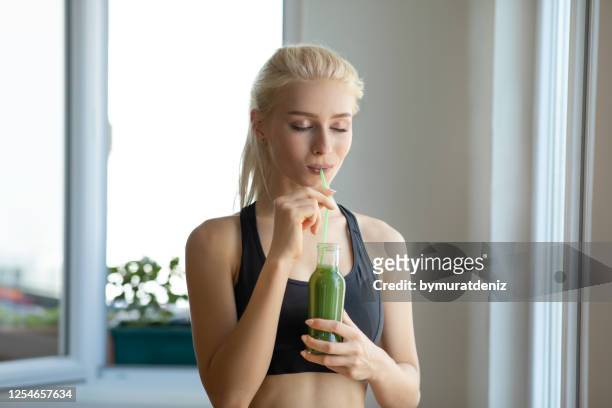 donna disintossicante bevendo un succo sano - disintossicazione foto e immagini stock