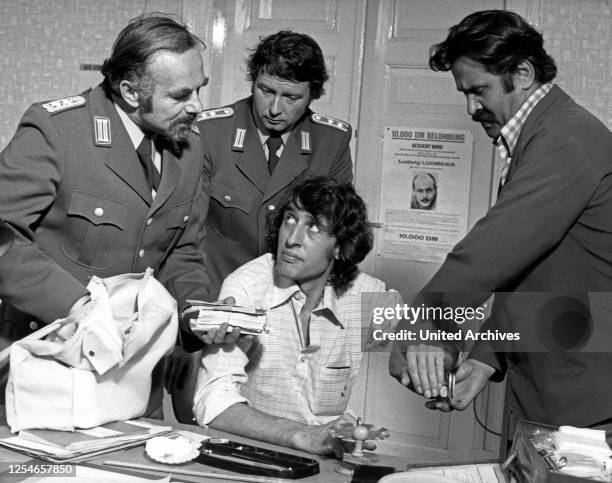 Die Episode "... Und dann ist Zahltag" aus der Krimiserie "Tatort"; Deutschland 1976, Regie: Jürgen Roland, Darsteller: Jörg Pleva .