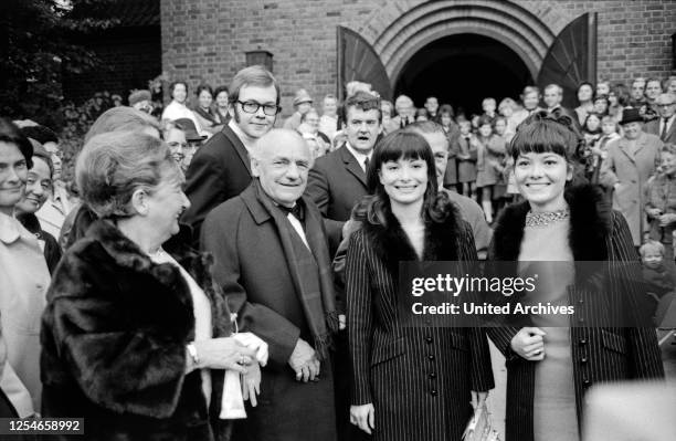Hochzeit des deutschen Volksschauspielers Edgar Bessen mit Heidi Koehn in Hamburg, Deutschland 1960er Jahre.