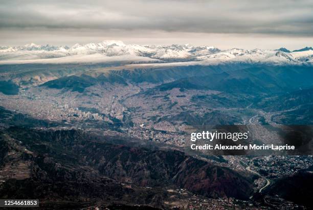 the city seen from the sky with high mountains peaks of the andes cordillera in la paz / bolivia - los andes fotografías e imágenes de stock