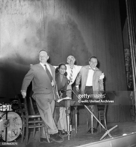 Die karibische Scahsuspielerin, Pop- und Bluessängerin Mona Baptiste probt für einen Auftritt mit dem Violinisten Helmt Zacharias, Hamburg 1955.