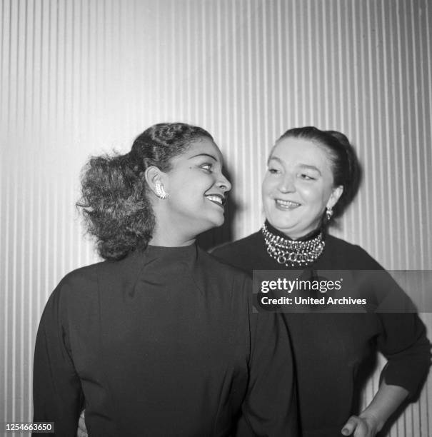 Die karibische Blues-, Pop- und Schlagersängerin Mona Baptiste mit einer Freundin im GOP in Hannover herzlich begrüßt, Hannover 1956.