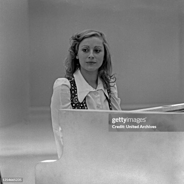 Die französische Chansonsängerin Veronique Sanson am Flügel, Deutschland 1970er Jahre.