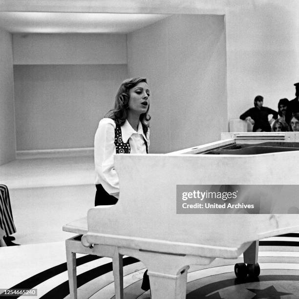 Die französische Chansonsängerin Veronique Sanson am Flügel, Deutschland 1970er Jahre.