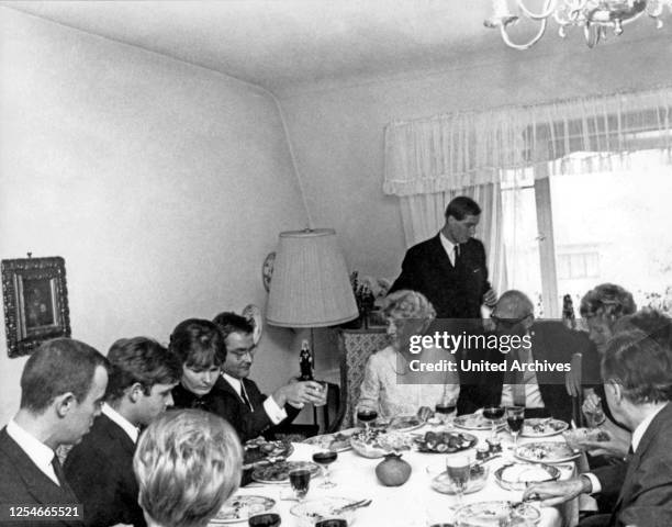 Familie und Freunde des Brautpaars Michael Fritsch und Katrin Kegler bei Kaffee und Kuchen, Deutschland 1960er Jahre - Auf dem Sofa: Thomas, Katrin...