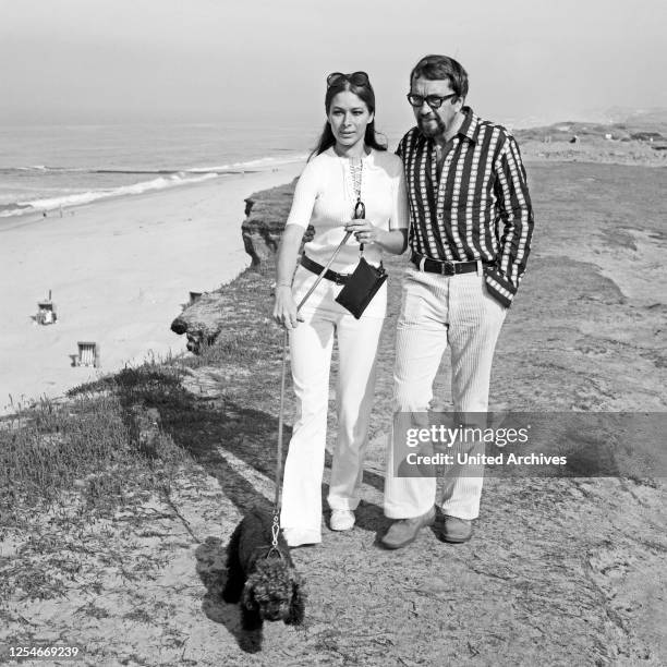 Der deutsche Schauspieler Wolfgang Kieling mit seiner vierten Ehefrau Monika Gabriel, Deutschland 1970er Jahre.