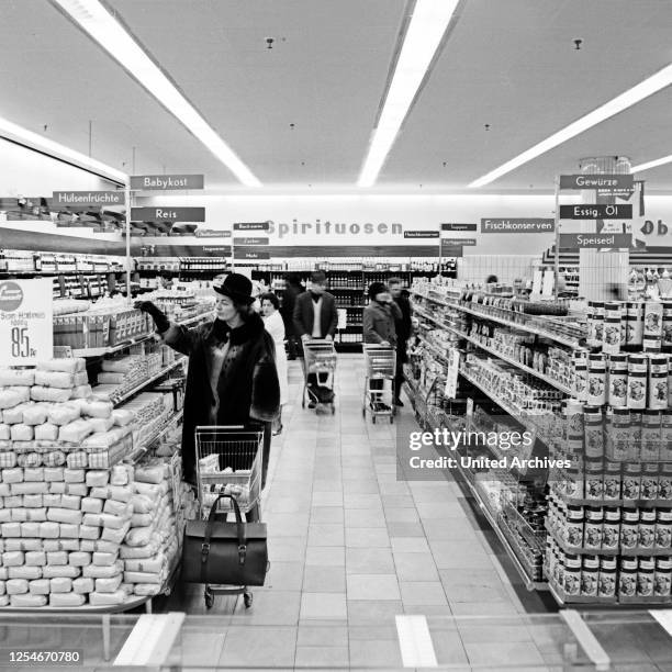 Kunden beim Einkauf in einem Supermarkt in Hamburg, Deutschland Anfang 1960er Jahre.