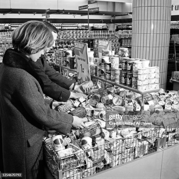 Kunden greifen zu bei den Konserven im Sonderangebot in einem Supermarkt in Hamburg, Deutschland Anfang 1960er Jahre.