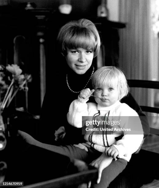 Die deutsche Schauspielerin Ingrid van Bergenmit ihrer Tochter Carolin, um 1966.