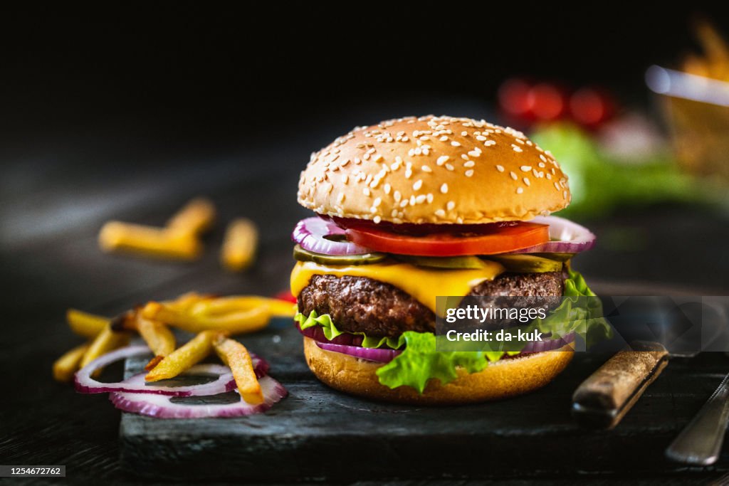 Köstliche hausgemachte Hamburger und Pommes frites