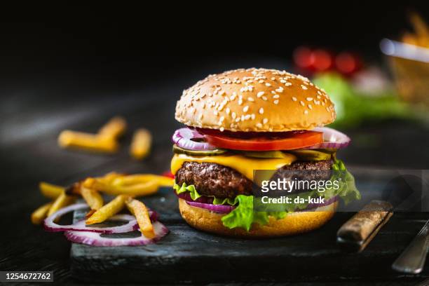 deliciosa hamburguesa casera y secar francesa - burger and chips fotografías e imágenes de stock
