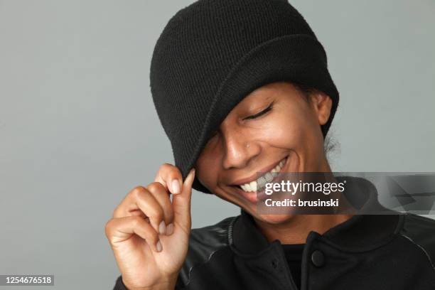 ritratto in studio di una donna afroamericana di 33 anni - cappello di lana foto e immagini stock