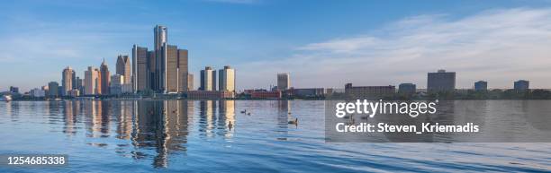 detroit (michigan) - panorama at dawn - detroit skyline stock-fotos und bilder