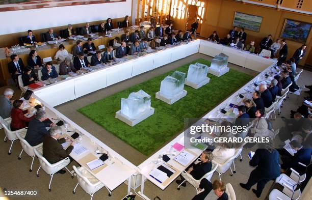 Environment ministers, angered at Washington's abrupt pull-out from the Kyoto protocol on global warming, are seated 31 March 2001 at the start of...