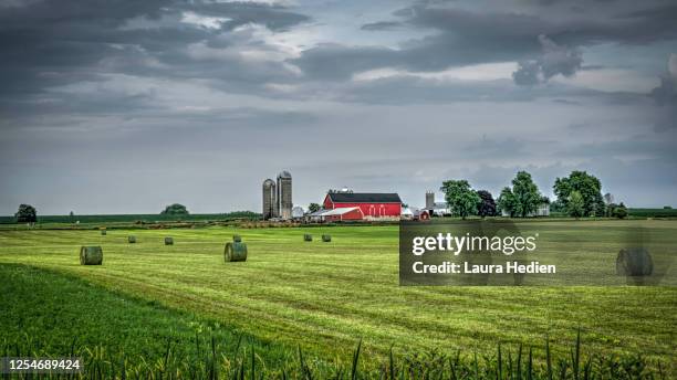 wisconsin barn on rural hillsides - wisconsin fotografías e imágenes de stock