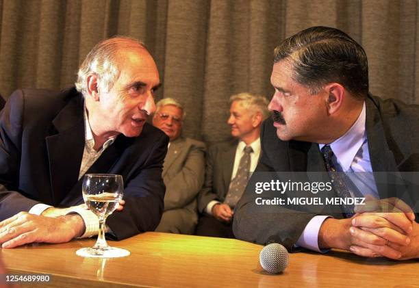 Argentine President Fernando de La Rua speaks with Ricardo Lopez Murphy , future minister of economy, 04 March 2001 in Buenos Aires. El presidente...